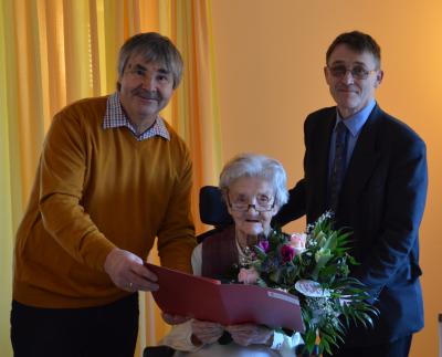 Karsten Korup (l.) und Gotthard Poorten gratulierten der Ehrenbürgerin. I Foto: Christiane Schomaker (Bild vergrößern)
