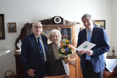 Das Ehepaar bekam vom Bürgermeister Heiko Müller eine Urkunde und einen Blumenstrauß zur Eisernen Hochzeit