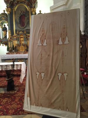 Foto zur Meldung: Kopie des berühmten Turiner Grabtuches in der Pfarreiengemeinschaft