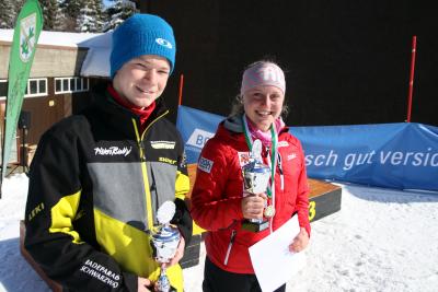 Ole Zipfel und Karen Weiß (von links) haben sich beim 18. Ursula-Villinger-Langlauf 2016 den Pokal der Stadt Freiburg gesichert. Bild: Joachim Hahne