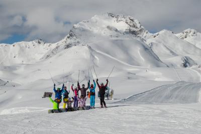 Foto: (Teil-) Gruppenfoto vor dem Gipfel des Schoberköpfl im Ski-Camp 2016. Foto zur Meldung: Ski-Camp 2016: Eine tolle Woche in Osttirol