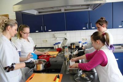 In der Lehrküche des UBV leitet Ausbilderin Anita Kersten die Schülerinnen Marie, Jasmin und Juliette (v. l.) beim Kochen einer Suppe an.  © MOZ/DIETMAR RIETZ (Bild vergrößern)