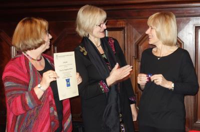 Foto zur Meldung: Goldene UNESCO-Nadel für Dr. Angelika Hüfner