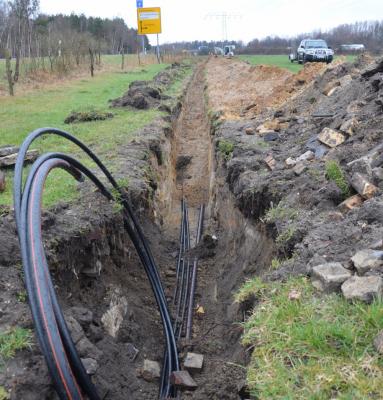 Nahe Schipkau werden Erdkabel für die Energieversorgung verlegt.
