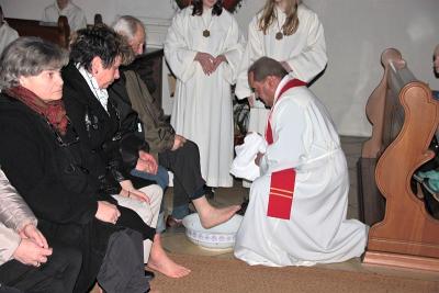 Foto zur Meldung: Fußwaschung zu Beginn der drei österlichen Tage – Entblößung des Altars, als Zeichen der Trauer
