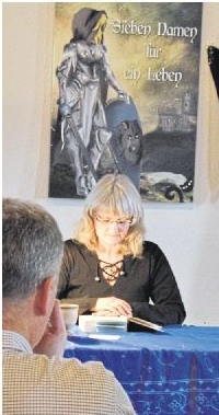 Monika Janine Bernhardt bei ihrer Lesung aus dem Liebes- und Abenteuerroman „Sieben Namen für ein Leben“. Foto: Anna Manz (Bild vergrößern)