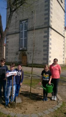 Reli-Kids pflanzen einen Freundschaftsbaum (Bild vergr&ouml;&szlig;ern)