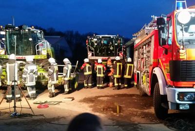 Foto zur Meldung: Feuerwehren üben gemeinsam an schweren Erntemaschinen