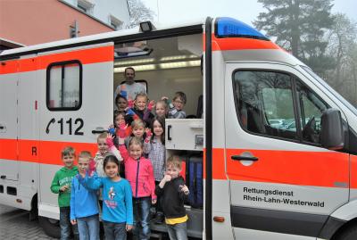 Mit bunten Verbänden erkundeten die Kinder den Krankenwagen. Rettungssanitäter Marc Dillenberger nahm sich gerne Zeit.