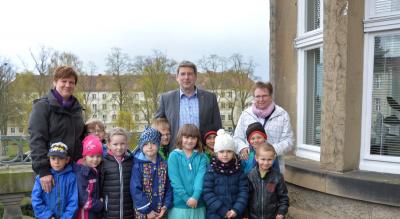 Märchenland-Kinder mit dem Bürgermeister auf dem Rathaus-Balkon. I Foto: Christiane Schomaker (Bild vergrößern)