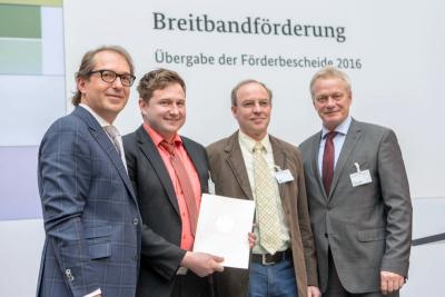 Foto zu Meldung: Bundesminister Alexander Dobrindt überreicht Förderbescheide für schnelles Internet