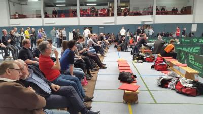 Foto zur Meldung: Tischtennisspieler verabschieden sich vor 120 Zuschauern mit großem Spektakel aus der Oberliga