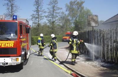 Foto zur Meldung: Brennende Hecke gefährdet Einfamilienhaus