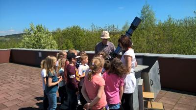 Kinder des Kinderhauses Flohkiste beobachten den Merkurtransit