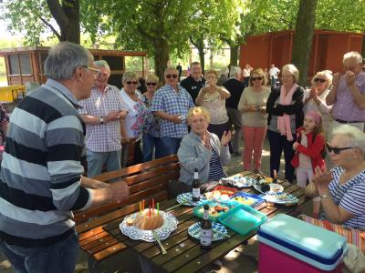 eilnehmer beim Picknick in Magdeburg während des Geburtstagsständchens für Michel Ferry