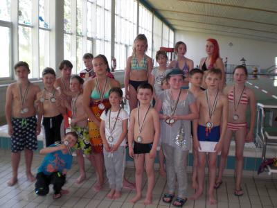 Foto zur Meldung: Medaillen für kleine Schwimmerinnen und Schwimmer der Carl-Anwandter-Grundschule