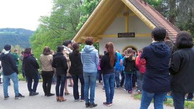 Foto zur Meldung: Firm- und Erstkommunionkinder feierten Maiandacht bei der Höferer-Kapelle