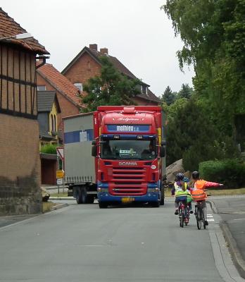 In Grasleben müssen sich die jungen Radfahrer den Verkehrsraum auch mit dem überregionalen Lkw-Verkehr teilen. Für sie ist hin und wieder kein Platz mehr auf der Fahrbahn.