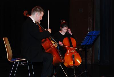 © Kreismusikschule Teltow-Fläming - Cellolehrer Rüdiger Zippelius mit Schülerin (Bild vergrößern)