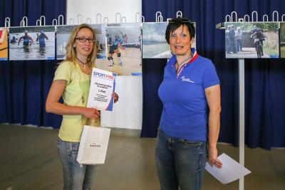 Foto: Angela Weickelt nimmt den Preis für das Siegerfoto von Rica Wittig in Empfang. Foto zur Meldung: Die Sieger des Fotowettbewerbs „Das beste Sportfoto“ im Landkreis stehen fest