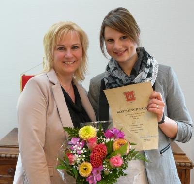 Standesamtsleiterin Yvonne Günnel (links) gratuliert Nancy Krebs zur Bestellung als Standesbeamtin für den Standesamtsbezirk Rodewisch
