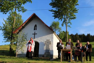 Foto zur Meldung: Über 100 Marienverehrer feierten Maiandacht am Bartlberg