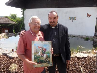 Foto zur Meldung: Pfarrer Josef Drexler gratuliert Franz Mothes nachträglich zu 70. Geburtstag