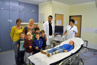 Heike Oerlemans, Leiterin der Chirurgischen Ambulanz und Assistenzarzt Mohammed Abu Eljubain mit der Kindergartengruppe aus Dernbach am Ultraschall