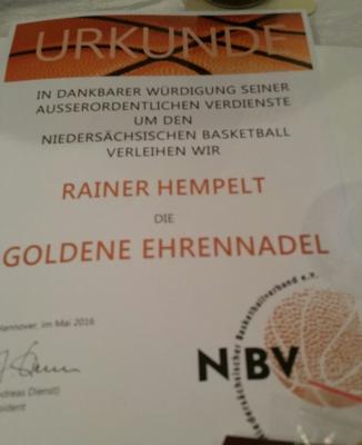 Foto zur Meldung: Goldene Ehrennadel des NBV für Rainer Hempelt