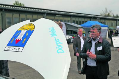 Bürgermeister Werner Schweizer erläutert das Dörps-Mobil Konzept. Foto: Kusserow (Bild vergrößern)