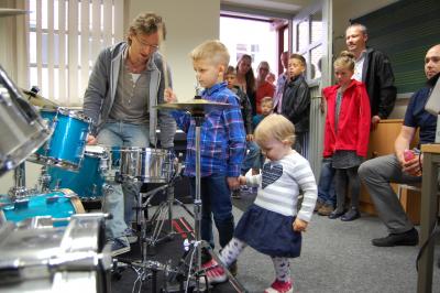 Faszination im Schlagzeugraum - auch für die ganz Kleinen