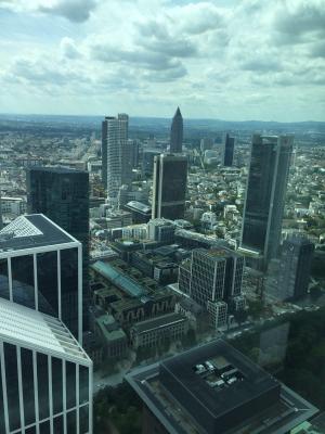 Sozialkundekurse besichtigen den Wirtschaftsstandort Frankfurt (Bild vergrößern)