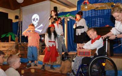 Chor und Drittklässler der Don-Bosco-Schule bringen Musical „Piratenträume“ auf die Bühne. Wer sagt eigentlich, dass Piraten von kostbaren Schätzen, gefährlichen Abenteuern oder wilden Gefechten auf hoher See träumen?