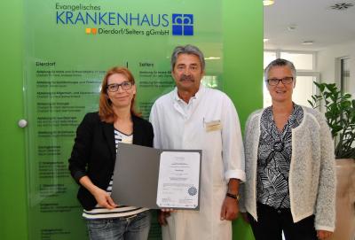 Von links: Susen Bär (Hygienefachkraft), Dr. Reinhold Ostwald (Ärztlicher Direktor) und Barbara Birtel (Wirtschaftsleiterin) freuen sich über das neue Hygiene-Zertifikat