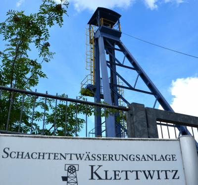 Harken und Fegen: DEr KLettwitzer Schacht wurde für das Schachtfest schick gemacht