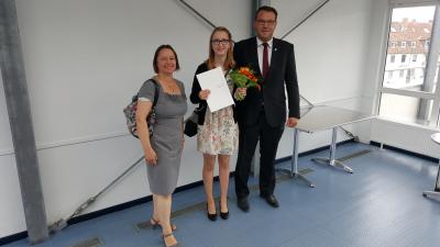 V.l.: Ausbildungsleiterin Ilka Bürig, Verwaltungsfachangestellte Laura-Jane Nicolai, Samtgemeindebürgermeister Gero Janze