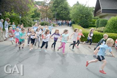 Foto zur Meldung: 120 Grundschüler laufen für neue Klettergeräte