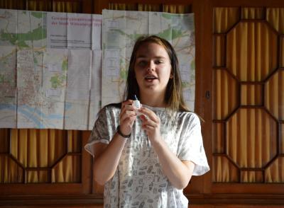 eine Schülerin erläutert die Methodik der Wasserbeprobung. I Foto: Christiane Schomaker (Bild vergrößern)