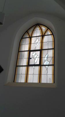 Buntglasfenster im linken Seitenschiff