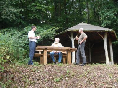 Rast an der renovierten  Holztann-Hütte (von links): Bürgermeister Carsten UIlrich, Naturpark-Geschäftsführer, Fritz Dänner und Werkstattleiter Georg Dederich. (Bild vergrößern)