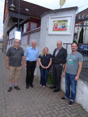 Das Oberneiser SPD Team mit Peter Lock und seiner Tochter Heidi vor dem neuen Info-Kasten