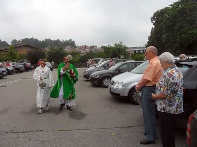 Foto zur Meldung: Fahrzeugsegnung in der Pfarrei St. Georg – Pfarrer ließ Plaketten verteilen
