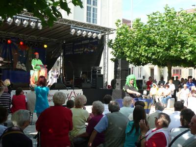 Stadtfesttrubel: Das Programm auf der Hauptbühne erweist sich bei jedem Stadtfest als Zuschauermagnet. I Foto: Christiane Schomaker (Bild vergrößern)