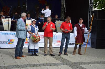 Traditionell eröffnet Bürgermeister Dr. Oliver Hermann (Mitte) das Fest. I Foto: Christiane Schomaker