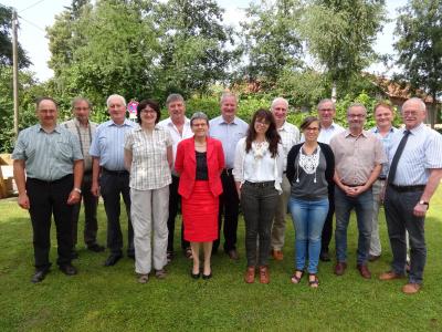 "Familienfoto" bei der Beteiligtenversammlung in Steinach: Die Bürgermeister der Trägergemeinden mit Netzwerkpartnern (Bild vergrößern)