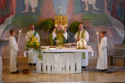 v.l.: Diakon Horst Conze, Dr. Philipp Tropf, Pfarrer Armin Haas, Konzelebration beim Festgottesdienst in der St. Anna- Kirche