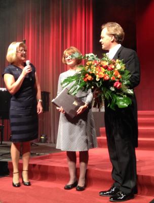 Waltraud Neumann (l) gratuliert Heiko Reissig. I Foto: Ursula Finke (Bild vergrößern)