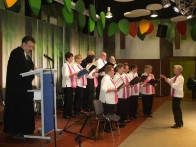 Der Gemischte Chor Lauterbach beim Auftakt mit "Froh die Stunde - froh der Tag". (Bild vergrößern)
