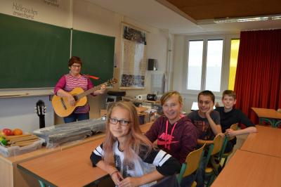 Im Musikraum ist die Schalldämmung besonders erlebbar: Musiklehrerin Sabine Striecks und ihre Schüler freut es.. I Foto: Christiane Schomaker (Bild vergrößern)