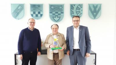 Fachbereichsleiter Frank Nitsche (l.) und Samtgemeindebürgermeister Gero Janze (r.) verabschieden Andreas Lehmann in den Ruhestand.